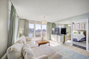 Free WiFi - Spacious 3BR/3BA  condo in the heart of Destin FL with lockout suite, and full access to Pelican Beach Resort amenities. (Destin)