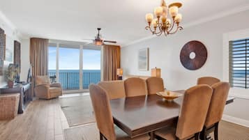 Signature Condo, 3 Bedrooms, Sauna, Beach View | In-room dining