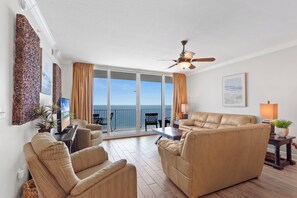 Appart'hôtel Signature, 3 chambres, balcon, vue plage | Salle de séjour | TV connectée de 45 pouces avec chaînes par satellite