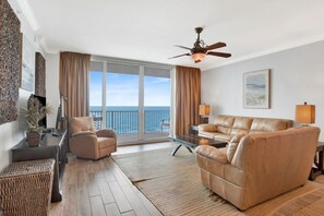 Condo com design assinado, 3 quartos, sauna seca, vista para a praia | Sala de estar | Smart TV 45 polegadas com canais via satélite