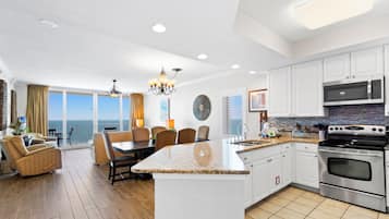 Signature Condo, 3 Bedrooms, Balcony, Beach View | Private kitchen