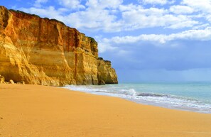 Playa en los alrededores y camastros 