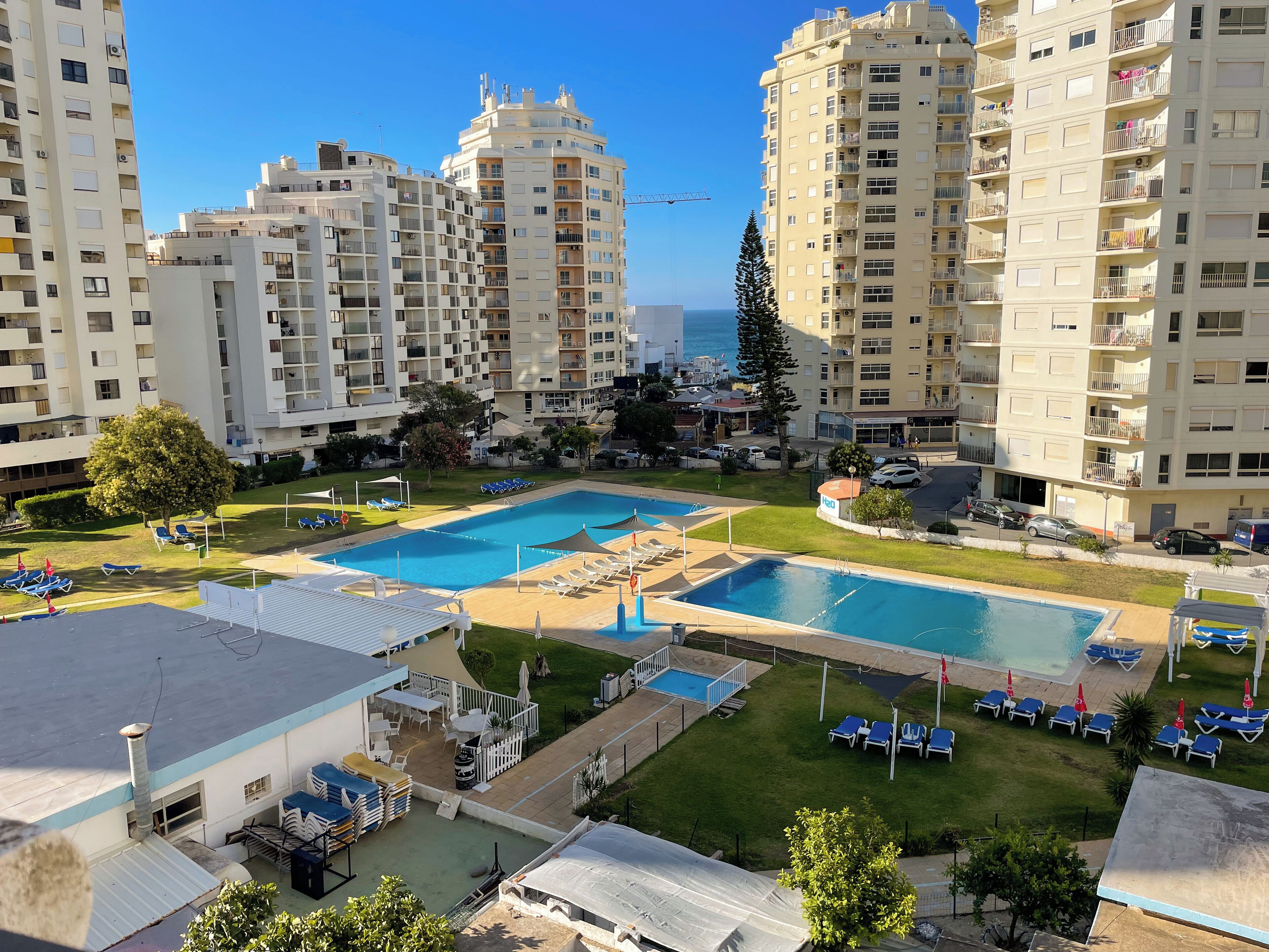 Una piscina al aire libre