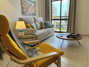 Smart TV, books - BnB Homes vibrant Ocean View terraced apartment with swimming pool 200m to beach (Armação de Pêra)