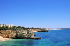 Beach nearby, sun-loungers - BnB Homes vibrant Ocean View terraced apartment with swimming pool 200m to beach (Armação de Pêra)