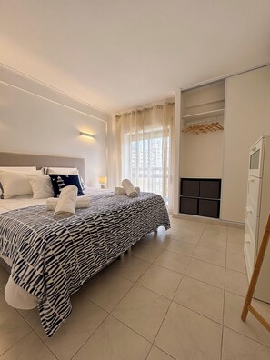 1 habitación, caja de seguridad en la habitación y escritorio 