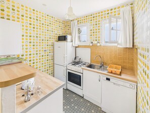 Een koelkast, een microgolfoven, een oven, een vaatwasser