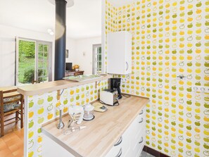 Een koelkast, een microgolfoven, een oven, een vaatwasser