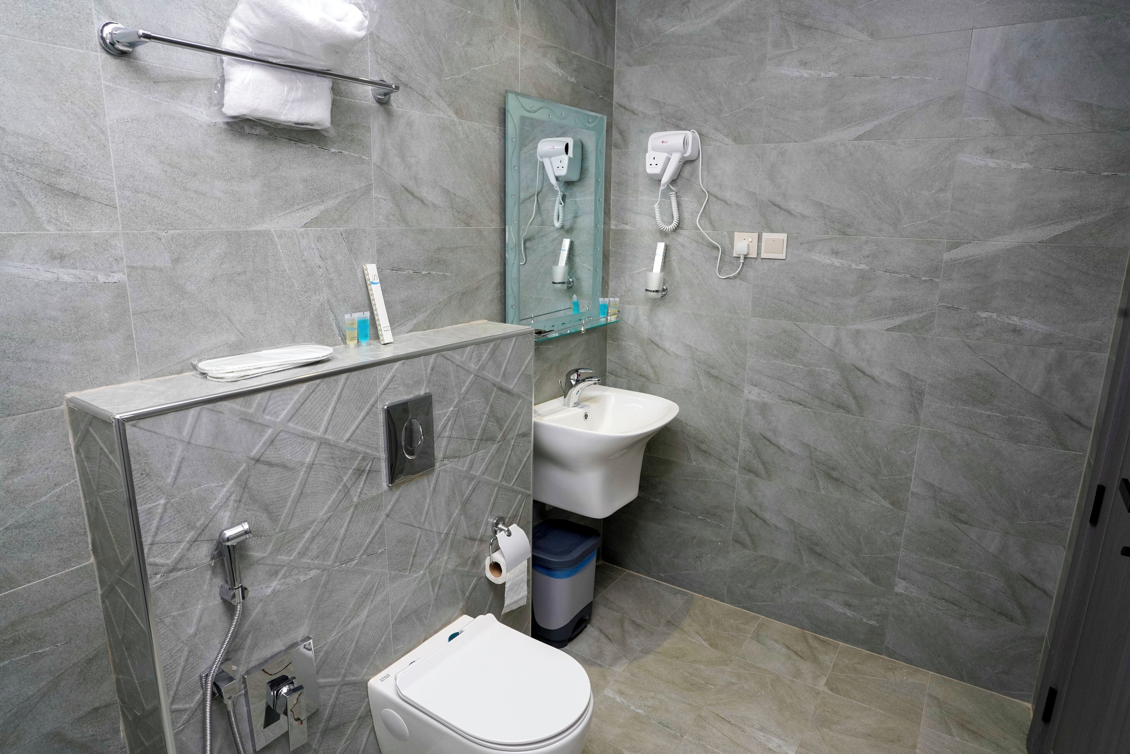 Bañera y ducha independientes, secador de pelo, pantuflas, toallas