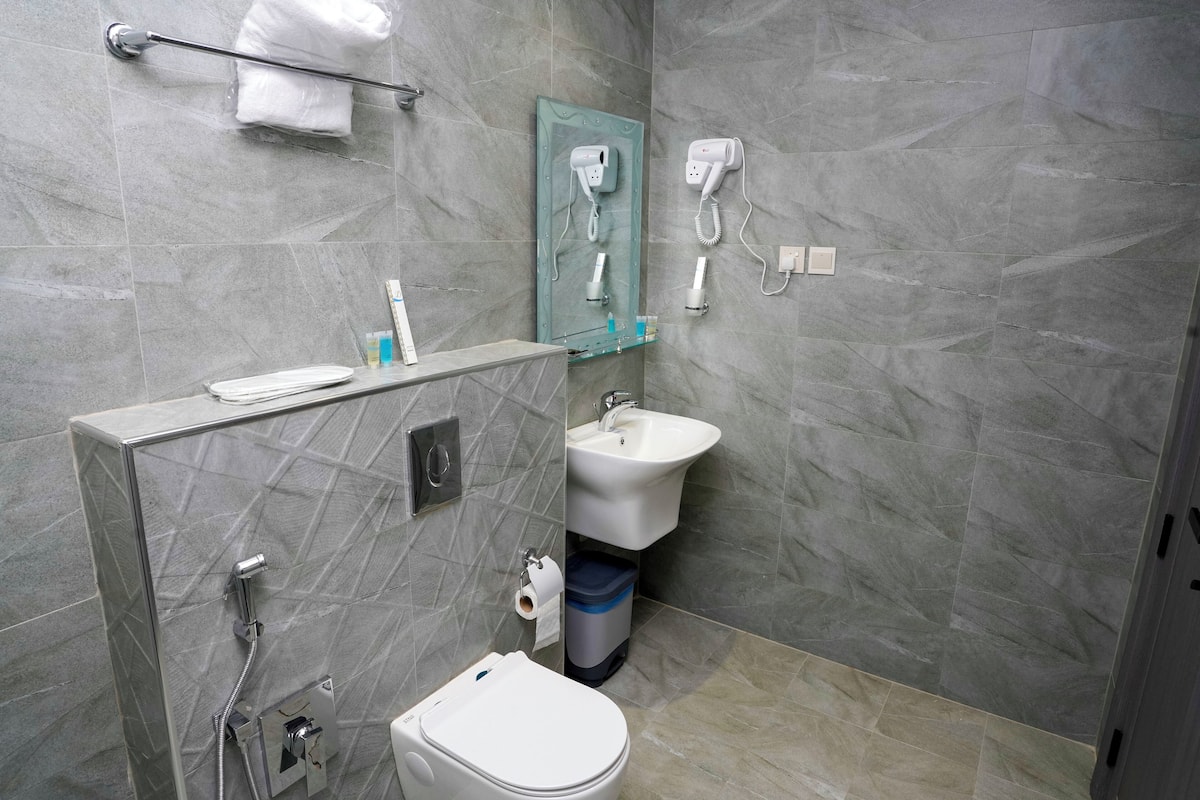 Bañera y ducha independientes, secador de pelo, pantuflas, toallas