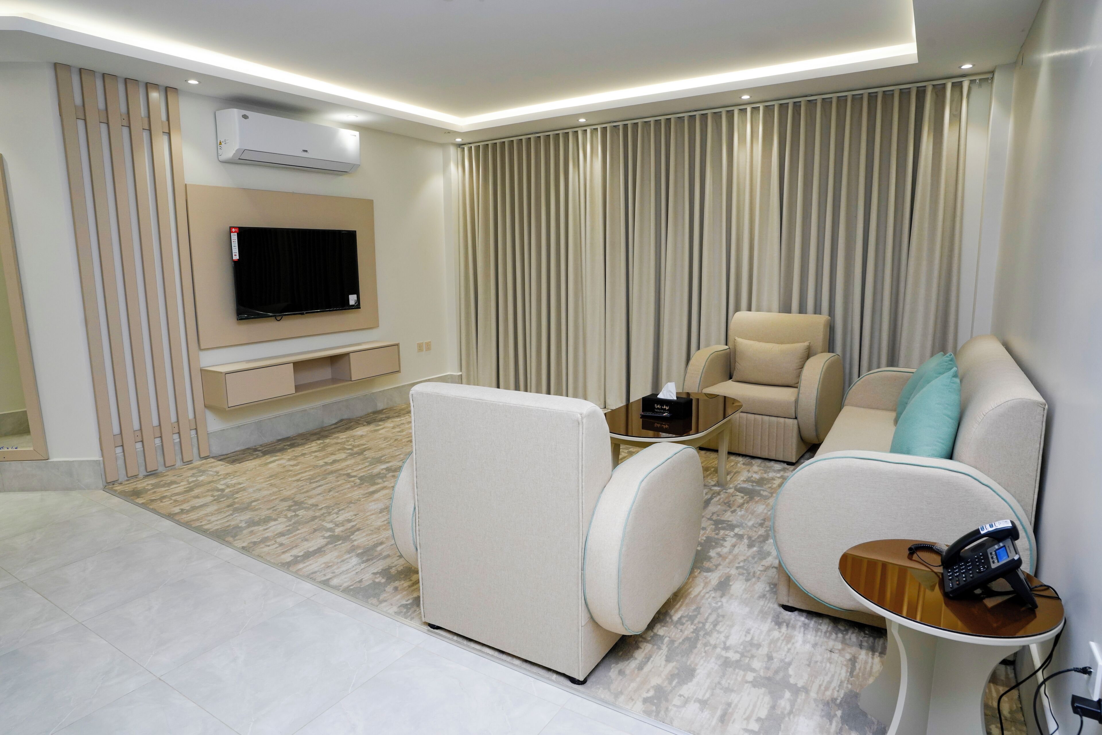 Caja de seguridad en la habitación y cortinas blackout 