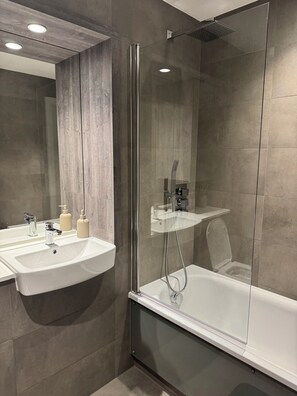 Douche, sèche-cheveux, serviettes fournies, savon
