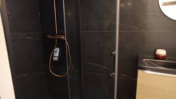 Douche, sĂšche-cheveux, savon, papier toilette