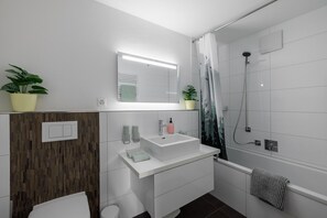 Shower, hair dryer, towels - Chasa Valbernard 4105: Spacious 3.5-room apartment with comfort and mountain views (Vulpera)