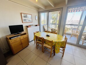 Dining - Waterfront Retreat Near the Beach (Agde)