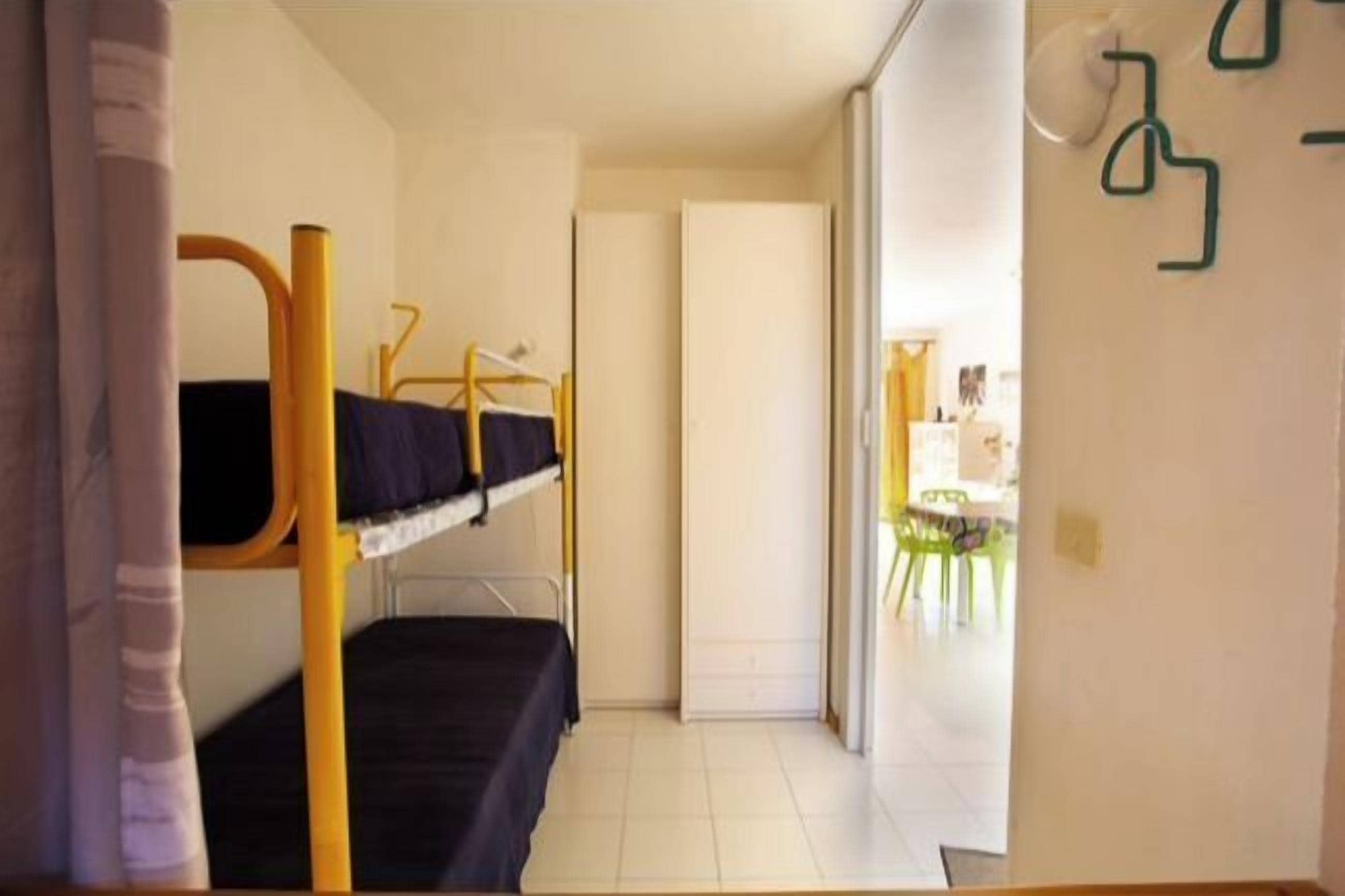 Berços (sobretaxa), camas extras/dobráveis (sobretaxa), roupa de cama