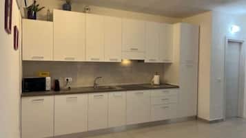 Bloc d'apartaments | Cuina bàsica privada | Frigorífic gran i placa de cuina