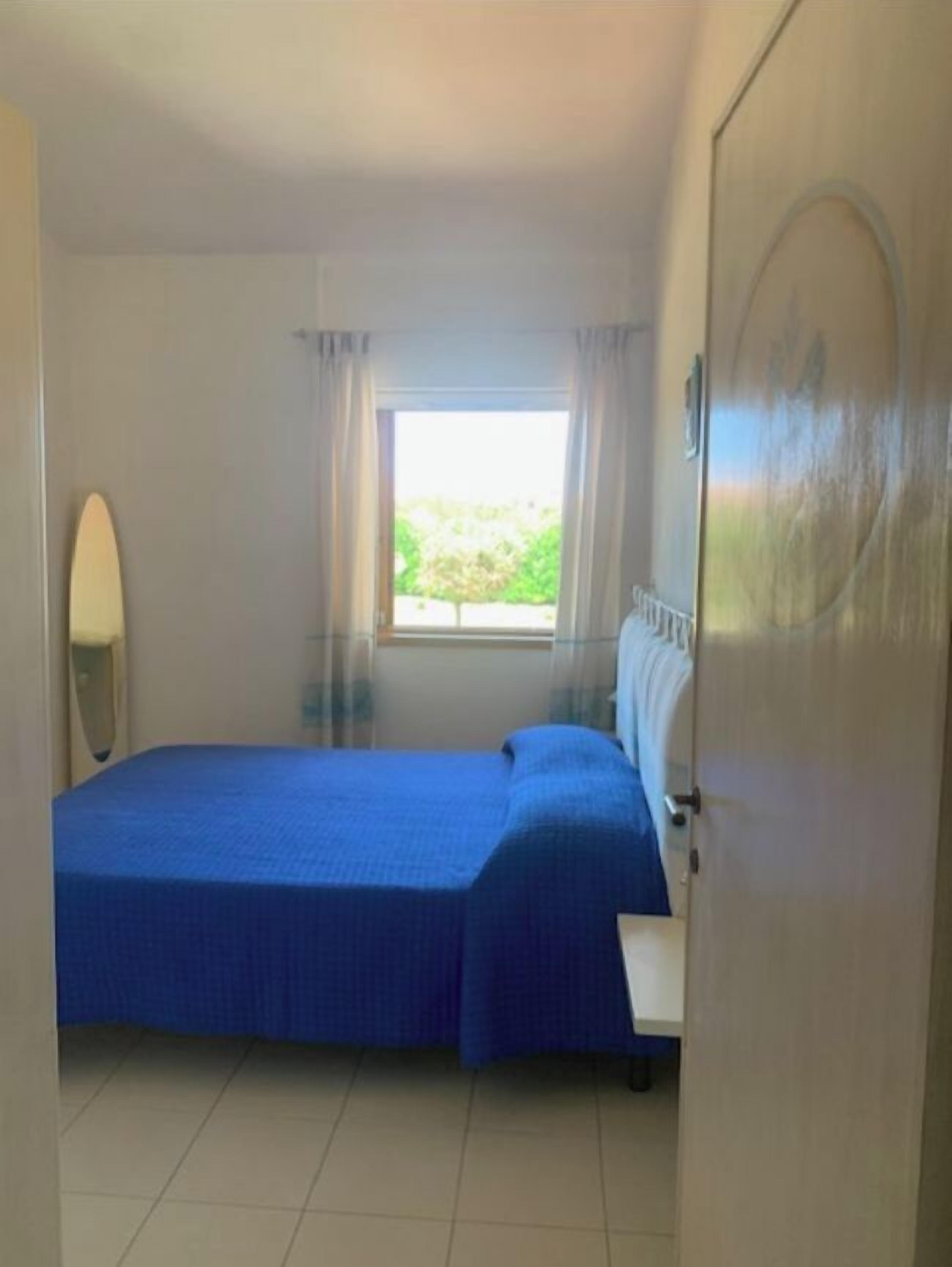 Cribs/infant beds, rollaway beds, bed sheets