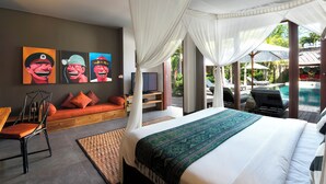 Betten mit Memory-Foam-Matratzen, Schreibtisch