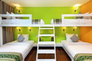 Une chambre avec deux lits superposés, une échelle et deux tables de chevet avec des lampes.