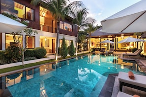 Memory-foam beds, desk, laptop workspace, free cots/infant beds - Villa Abagram Seminyak (Seminyak)