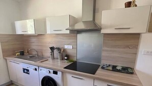 Coffee/tea maker, fridge, microwave, oven - Les Mésanges Bleues (Le Poët-Laval)