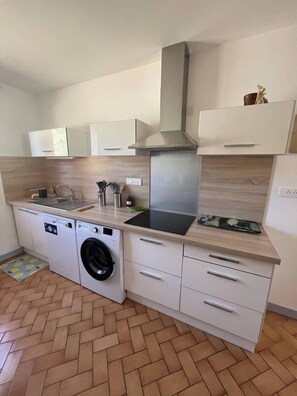 Réfrigérateur, micro-ondes, four, plaque de cuisson