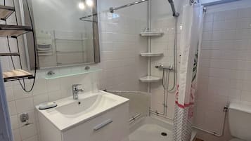 Sèche-cheveux, serviettes fournies, savon, papier toilette