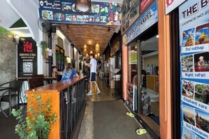 Bar (on property) - Lanna Guest House (Chiang Mai)