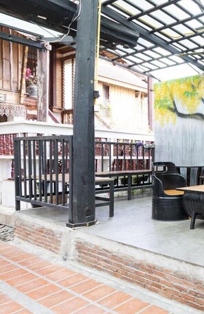 Outdoor dining - Lanna Guest House (Chiang Mai)