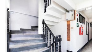 A staircase with black balusters and a white wall. - Baan Lanna At Phrasingh (Chiang Mai)
