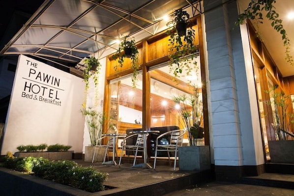 Outdoor dining - Fa Dragon (Chiang Mai)