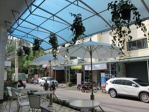 Outdoor dining - Fa Dragon (Chiang Mai)