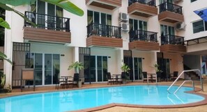 Outdoor pool - Manee Guest House (Chiang Mai)