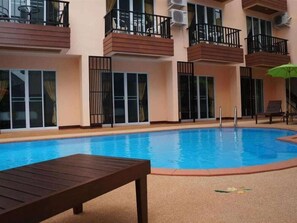 Outdoor pool - Manee Guest House (Chiang Mai)