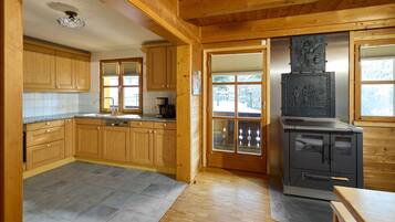 Kühlschrank, Ofen, Geschirrspüler, Wasserkocher mit Kaffee-/Teezubehör