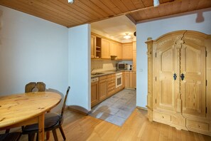 Een koelkast, een oven, een vaatwasser, een koffiezetapparaat/waterkoker