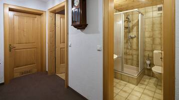 Douche, sĂšche-cheveux, papier toilette