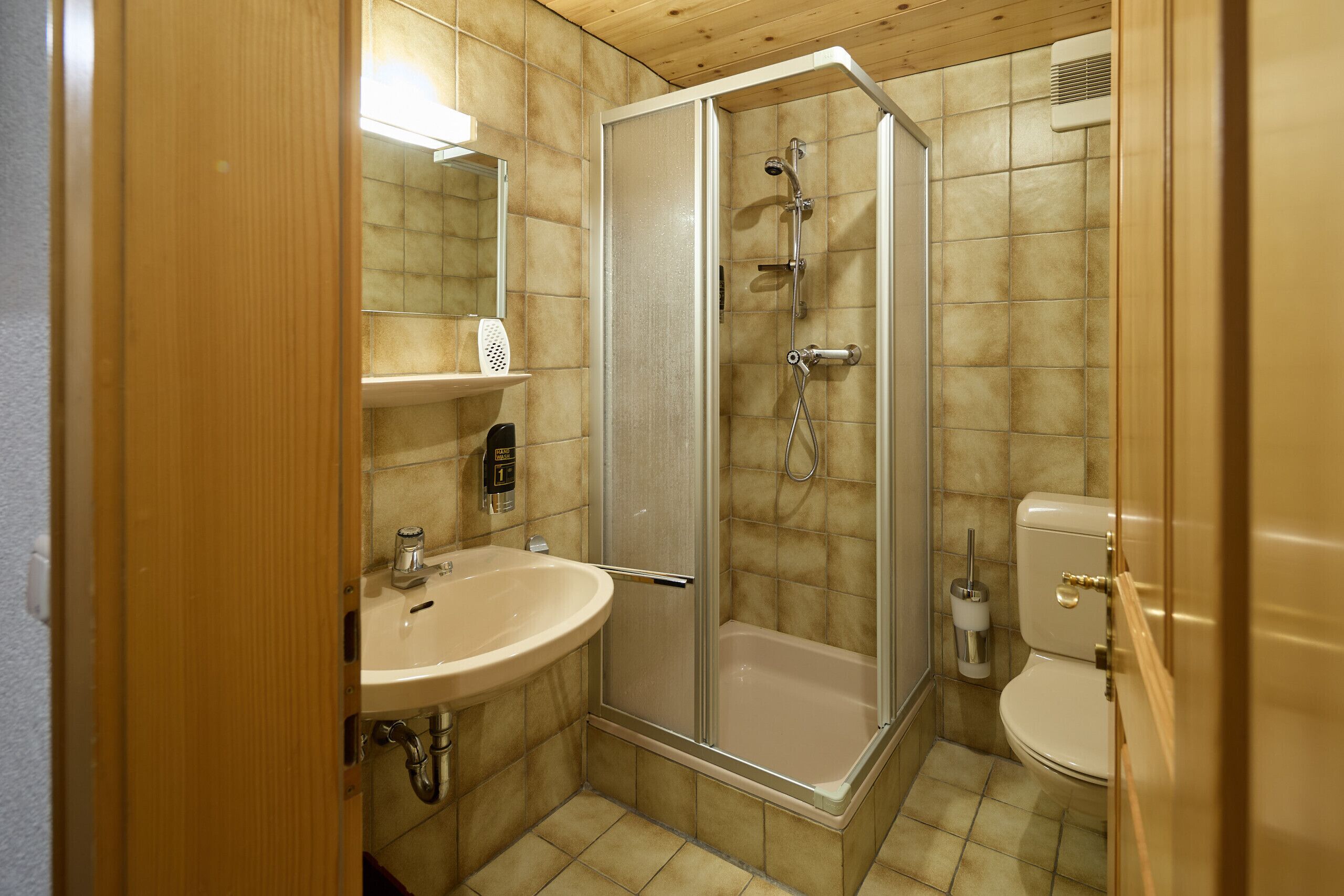 Een douche, een haardroger, toiletpapier