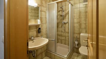 Een douche, een haardroger, toiletpapier