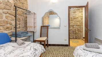 Silitysrauta/-lauta, Wi-Fi, vuodevaatteet