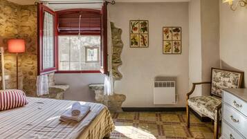 Tabla de planchar con plancha, wifi y ropa de cama