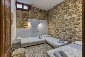 Tabla de planchar con plancha, wifi, ropa de cama