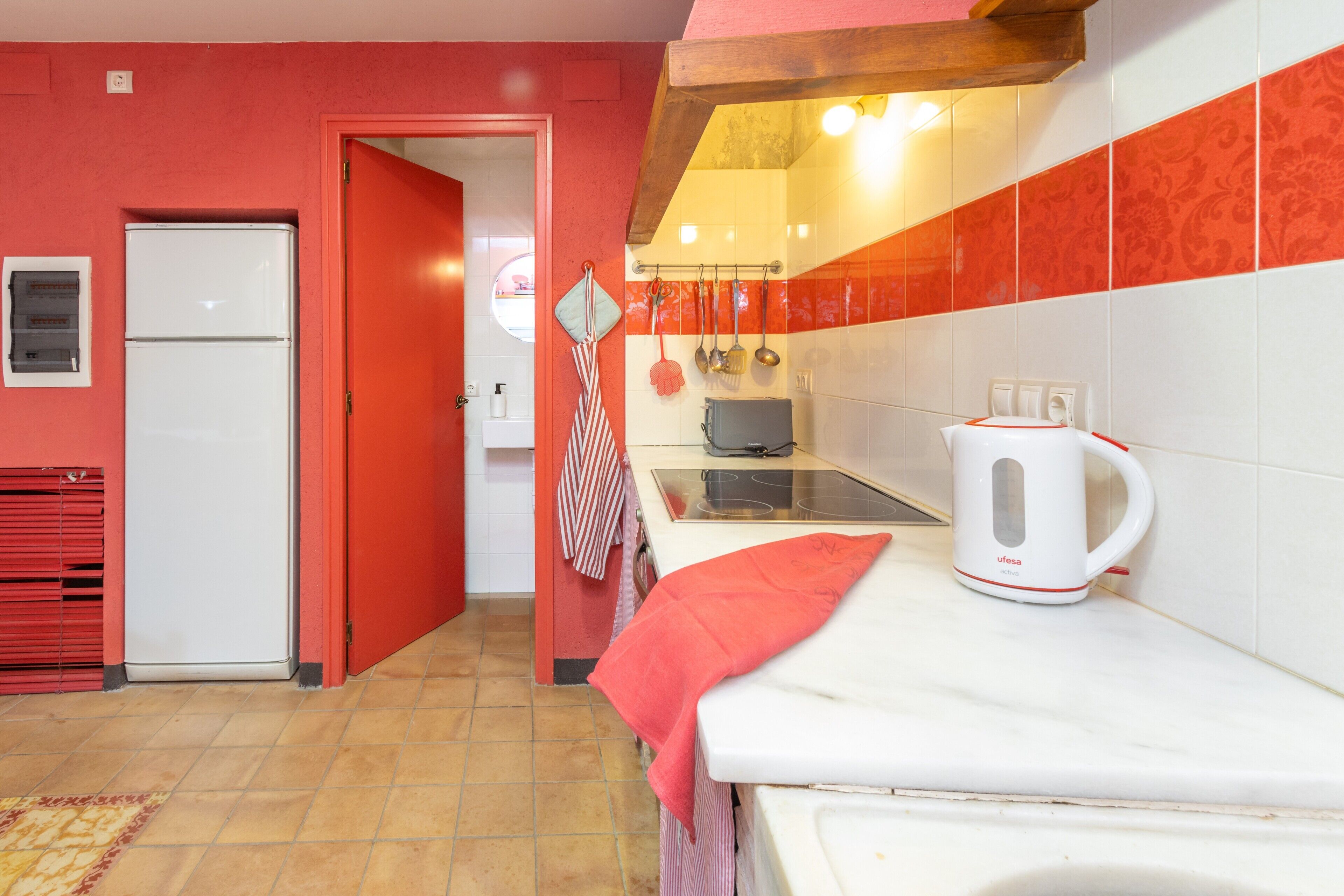 Een koelkast, een magnetron, een oven, een kookplaat