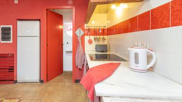 Een koelkast, een magnetron, een oven, een kookplaat