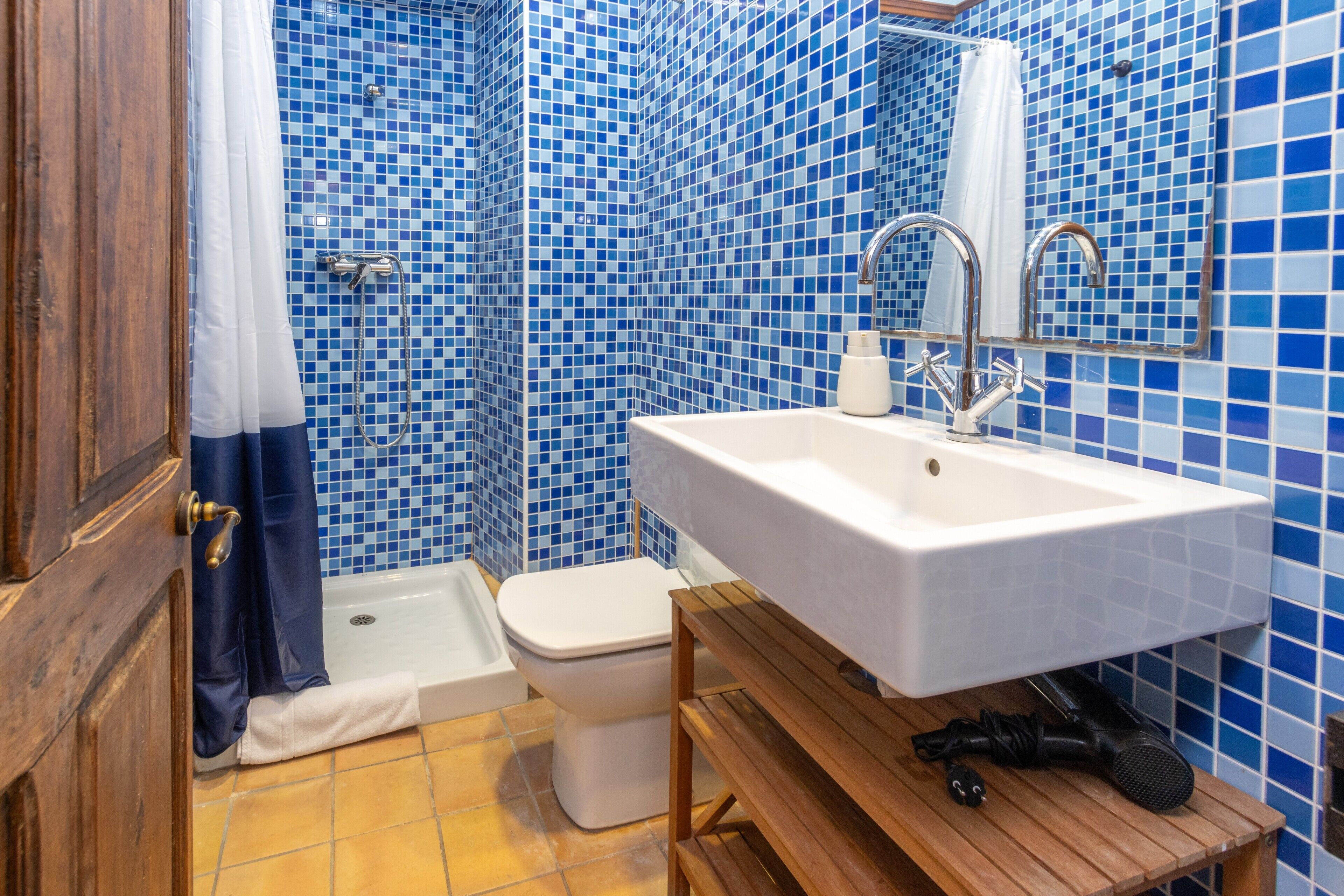 Een douche, gratis toiletartikelen, een haardroger, handdoeken
