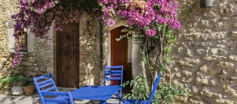 Casa Vermella i Blava: Rural House with Shared Garden and Wi-Fi in Orriols