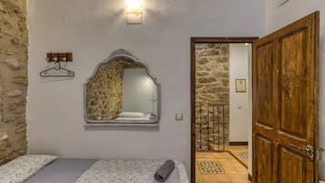 Een strijkplank/strijkijzer, wifi, beddengoed