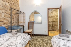 Een strijkplank/strijkijzer, wifi, beddengoed