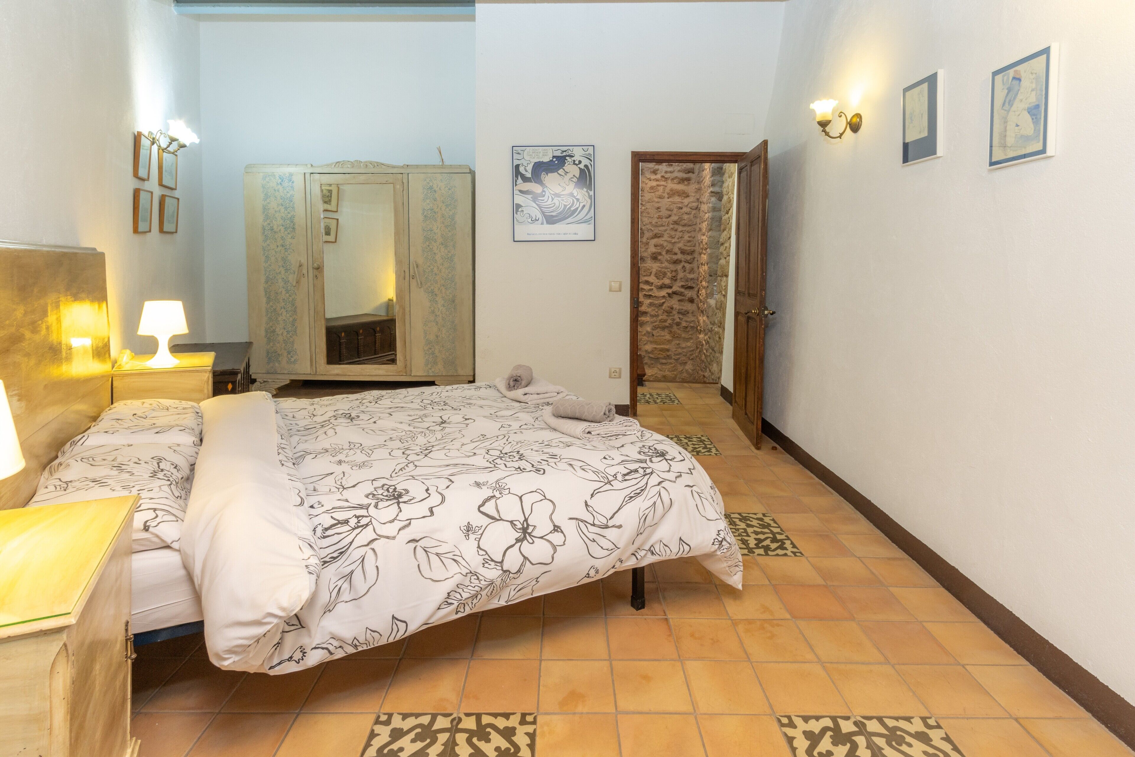 Iron/ironing board, WiFi, bed sheets